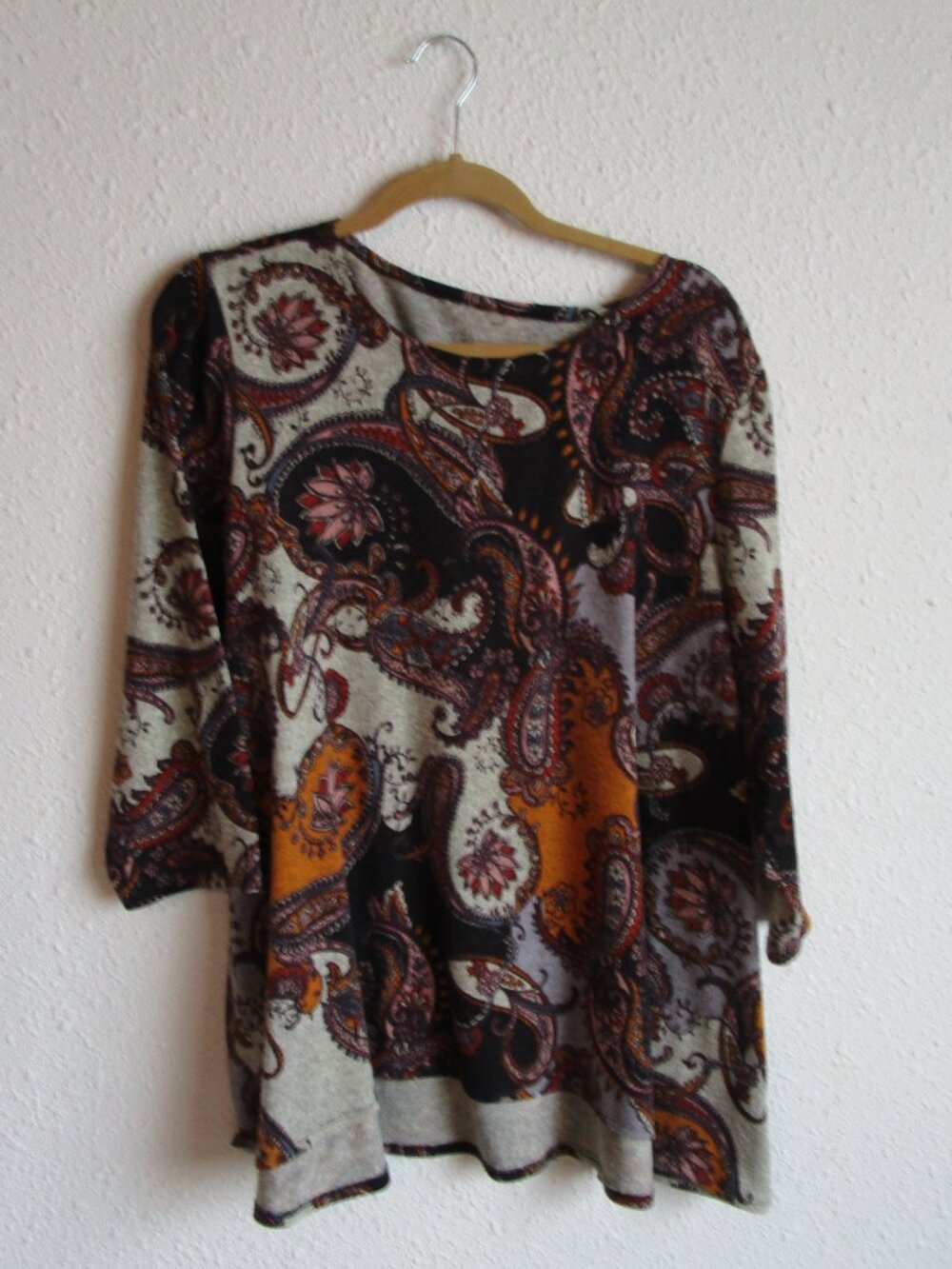 Paisley tunic blouse with swing hem. 3/4 sleeve, Polyester. 2x